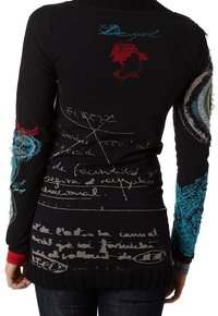 Svart långärmad tröja med färgglada broderade accenter, handskrivna textmönster och ribbad krage. Blåa och röda detaljer på ärmarna.