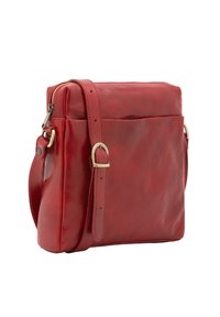 Borsa a tracolla rossa in pelle con texture liscia, chiusura con zip, tracolla regolabile e tasca frontale per una funzionalità aggiuntiva.