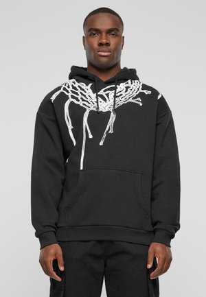Sort sweatshirt med hætte, med et hvidt grafisk design på brystet. Foran en kængurulomme og ribbede håndled og kant. Blød stoftekstur.