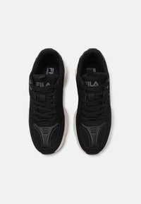 Schwarze Sportschuhe mit Obermaterial aus Mesh und synthetischen Materialien, Schnürdesign, gepolsterter Schuhkragen und markantem Gummisohle. Fila-Logo auf der Zunge.