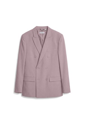 Blazer cruzado color malva con solapas con muesca, cuatro botones delanteros, dos bolsillos con solapa y un bolsillo en el pecho, presentado sobre fondo blanco.