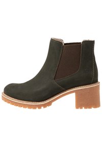 Botín de ante verde oscuro hasta el tobillo con paneles laterales elásticos, un tacón bloque texturizado en tono marrón y punta redondeada. Detalles de costura alrededor de la suela.