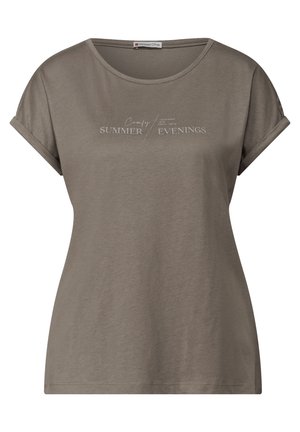 T-shirt verde oliva realizzato in morbido tessuto, con maniche corte arrotolate e scollatura rotonda. La grafica testuale recita "Serate estive comode".