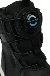 Sorte sneboots med tekstureret materiale, der har en rund dial lukning, elastiske snørebånd og polstret krave for komfort.