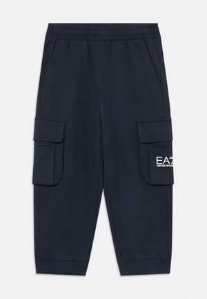 Marineblaue Cargo-Hosen aus weichem Stoff, mit einem elastischen Bund, seitlichen Taschen und einer einzelnen aufgenähten Tasche mit einem Logo.