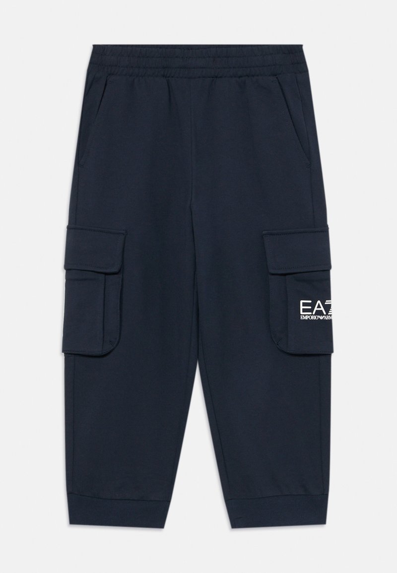 Námornícka modré cargo nohavice vyrobené z mäkkej tkaniny, s elastickým pásom, bočnými vreckami a jedným nášivkovým vreckom s logom.