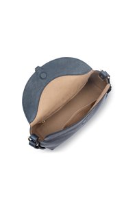 Borsa a tracolla in pelle di colore blu navy con una superficie testurizzata. L'interno presenta una fodera beige e una tasca con zip per l'organizzazione.