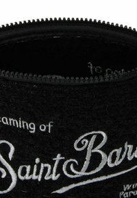 Zwart etuitje met ritssluiting en een getextureerde stof, met opvallende witte geborduurde tekst "Saint Barth" en verfijnde details aan de randen.