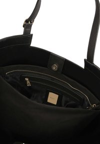 Borsa tote nera con un esterno in pelle testurizzata, due manici, apertura superiore e una tasca interna con zip. Finiture in tonalità oro visibili all'interno.