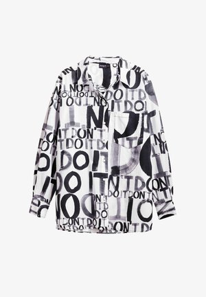 Camicia bianca con testo grafico nero, che presenta la frase "NON FARE" in diverse dimensioni e stili. Designer a bottoni con tasca sul petto.