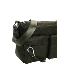Borsa in nylon verde oliva scuro con superficie texturizzata, dotata di due scomparti con zip, tasche frontali e una tracolla regolabile.