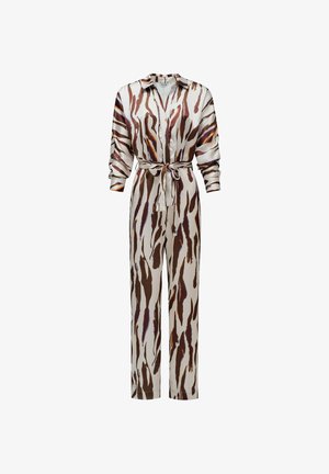 Jumpsuit a maniche lunghe in tessuto satinato, con una base beige decorata con strisce astratte marrone scuro e arancioni, colletto e vita regolabile con cintura.