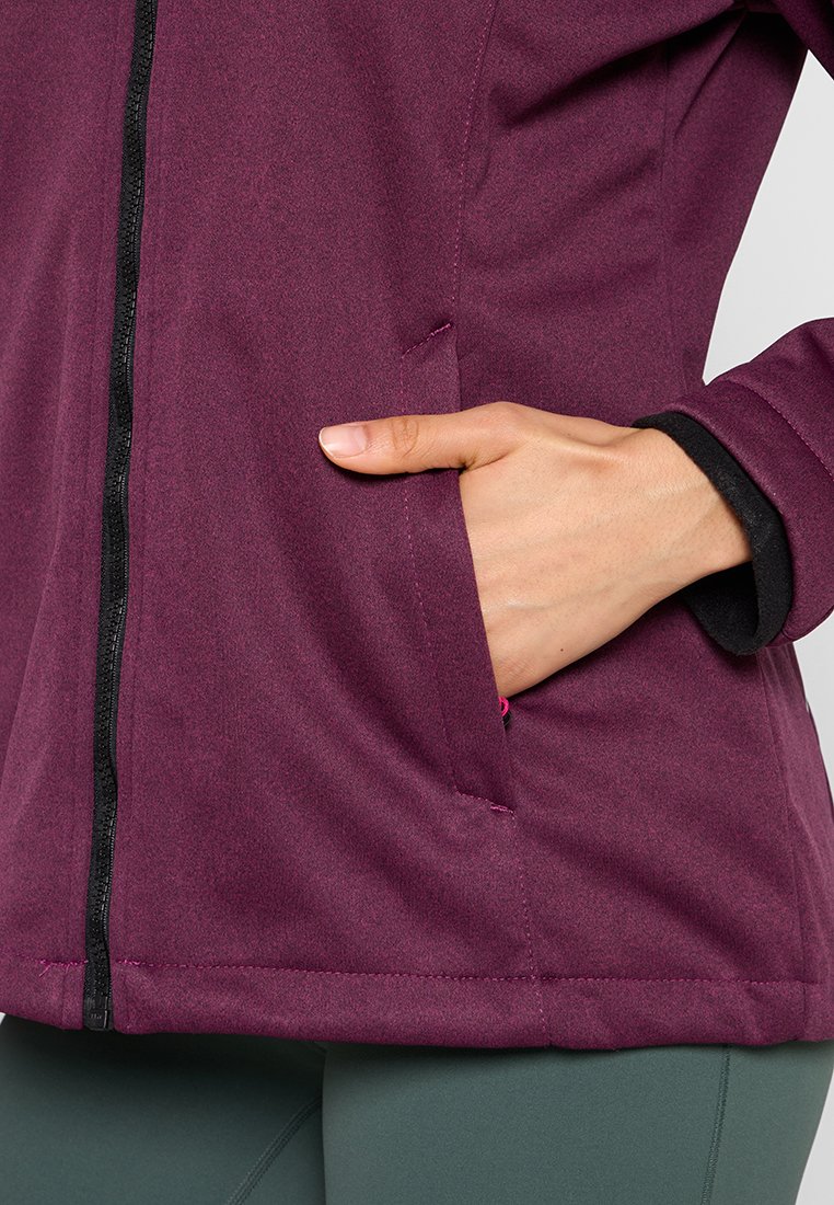 Lila Fleece-Jacke mit Reißverschluss, seitlichem Taschen und kontrastierenden schwarzen Bündchen. Glatte Textur und gerader Saum.