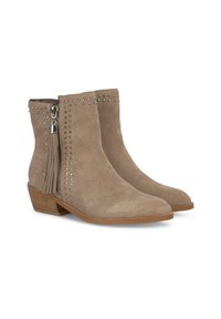 Stivaletti ankle in suede beige con dettagli borchiati e zip con nappina, dotati di tacco basso impilato e design a punta rotonda.