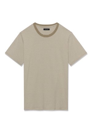 Béžové a biele pásikavé tričko s krátkym rukávom a béžovým okrúhlym výstrihom, položené na bielom pozadí.