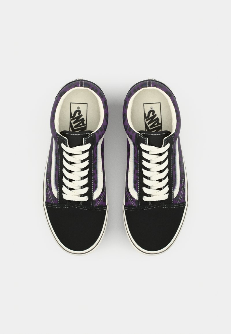 Baskets noires et violettes avec un motif léopard, lacets blancs et tissu texturé sur les côtés ; forme classique basse.