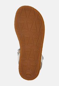 Kumipin na gulong ng sapatos na goma na tan, na may disenyo ng kono ng sorbetes, na may nakatatak na sukat na '28' at logo. Ang gilid ay bilugan at makinis.