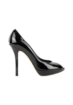 Escarpin à talon haut en cuir verni noir avec bout pointu et talon aiguille fin, vu de profil sur fond blanc.