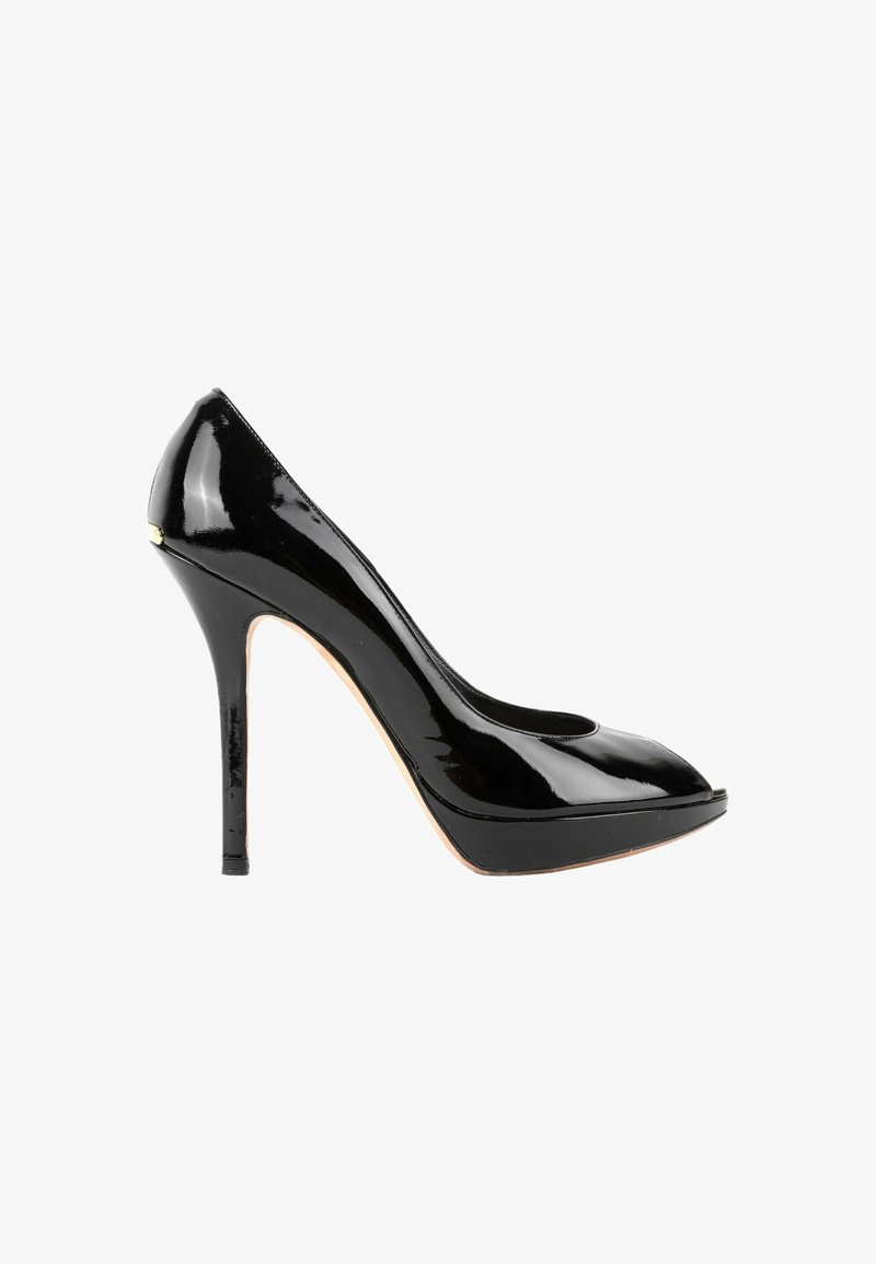 Escarpin à talon haut en cuir verni noir avec bout pointu et talon aiguille fin, vu de profil sur fond blanc.