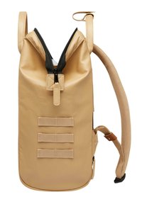 Zaino roll-top beige realizzato in materiale resistente. Caratterizzato da una zip nera, tre cinturini orizzontali e spallacci beige regolabili.