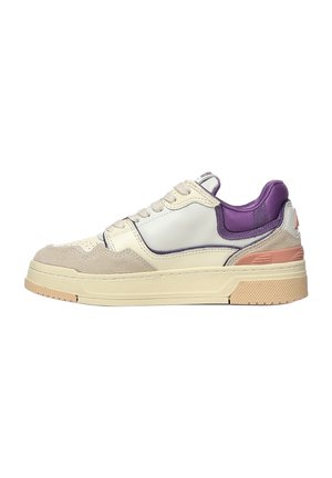 Sneaker met lage schacht van beige suède, wit leer, paarse stoffen kraag en lichtbruine rubberen zool, zijaanzicht op witte achtergrond.