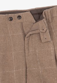 Brune uldscharmer med et gittermønster. Har to knapper og lynlåslukning, der fremviser et blødt, struktureret stof.