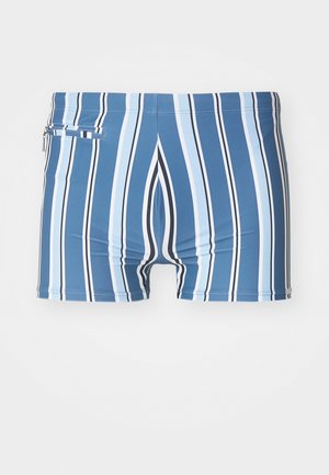 Costum de baie cu dungi albastre și albastre deschise, cu accente negre, având un mic buzunar cu fermoar pe lateral. Fabricat dintr-un material elastic și neted.