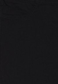 Černá džínovina s hladkým povrchem, která obsahuje jemné švy a obrys kapsy, zdůrazňující minimalistický design.