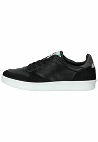 Sneaker nera in pelle con dettagli in camoscio, dotata di suola in gomma bianca, punta rotonda e design con lacci. Include dettagli di perforazione.