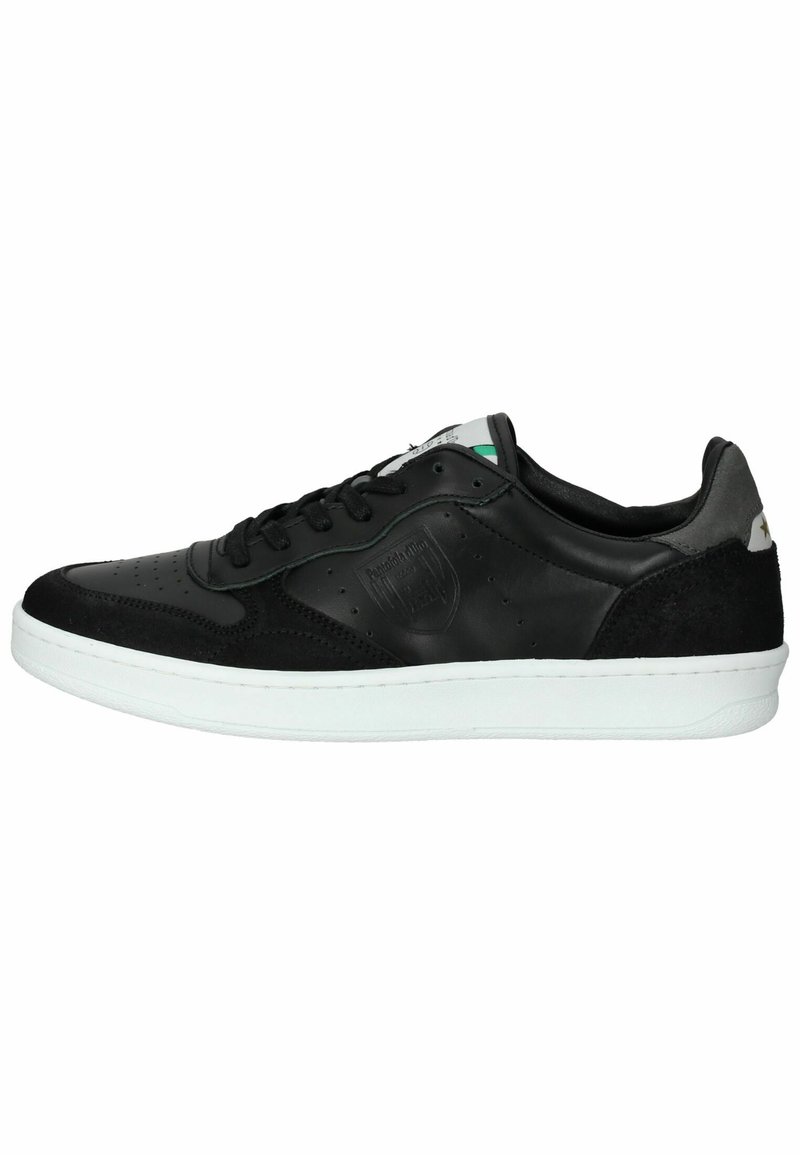 Sneaker nera in pelle con dettagli in camoscio, dotata di suola in gomma bianca, punta rotonda e design con lacci. Include dettagli di perforazione.