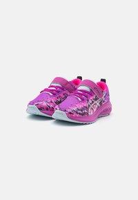 Lila und rosa Sport Schuhe mit einem strukturierten Muster, ausgestattet mit einem gepolsterten Schuhkragen, elastischen Schnürsenkeln und einer hellblauen Gummisohle.