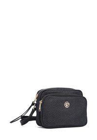 Borsa a tracolla nera con texture, dotata di due scomparti con zip, hardware dorato e un accento circolare del logo sulla parte frontale.