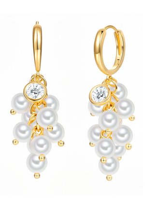 Guld øreringe med klynger af hvide perler og en enkelt rund klar ædelsten på hver ørering, arrangeret i et drue-lignende design.