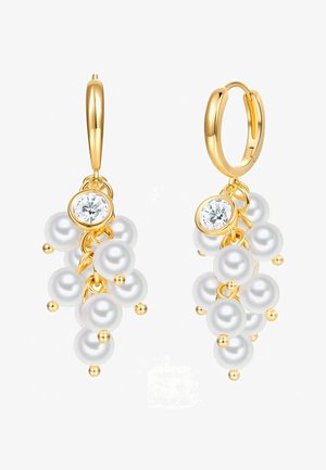 Boucles d'oreilles créoles en or avec des perles blanches groupées et une pierre précieuse ronde et transparente sur chaque boucle, disposées en un motif rappelant du raisin.