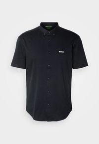 Korte mouwen, donkerblauwe shirt van katoen. Heeft een button-down kraag, een knoopsluiting aan de voorkant en een wit "BOSS" logo op de borst.