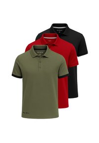 Tři polo trička v olivově zelené, červené a černé barvě. Každé má klasický límec, krátké rukávy a tříknoflíkovou légu.