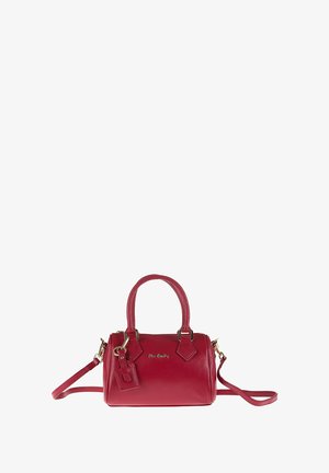Sac à main en cuir rouge avec deux poignées courtes, une bandoulière amovible et des accessoires en or. Présente une surface texturée et une petite étiquette.