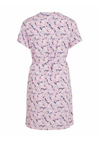 Abito floreale in rosa chiaro con maniche corte, caratterizzato da una vita cintata e un motivo di fiori e foglie blu e bianche. Tessuto dalla texture liscia.