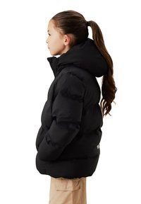 Giubbotto puffer nero con colletto alto e cappuccio, con un design trapuntato e un accento logo grigio sul lato sinistro.