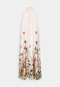 Vestido largo, sin mangas, de color rosa pálido con escote fruncido y un vibrante estampado floral que presenta flores silvestres y hierbas a lo largo del dobladillo.