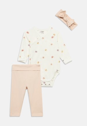 Bomulls babyklærsett med en hvit body med lange ermer og fargerike sløyfer, rosa leggings og et matchende hodebånd med sløyfe.