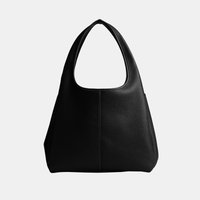 Zwarte leren hobo-stijl handtas met een enkele brede band en subtiel naaddetail dat verticaal in het midden loopt.