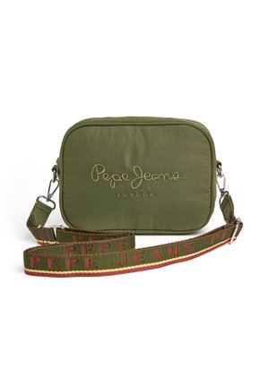 Olivengrøn rektangulær crossbody taske med broderet "Pepe Jeans London", justerbar rem med gentagen "Pepe Jeans" tekst i rød og grøn.