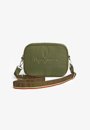 Bolso bandolera rectangular de color verde oliva con bordado "Pepe Jeans London", correa ajustable con texto repetido "Pepe Jeans" en rojo y verde.