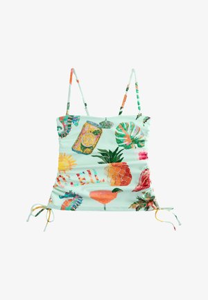 Vrouw met lang golvend haar die een strapless top en bijpassende bikinibroek draagt met kleurrijke tropische drank- en zeepaardjesprints.