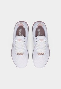 Ζευγάρι λευκ ά και ανοιχτόροζ παπούτσια για τρέξιμο Reebok με κορδόνια, σε άποψη από πάνω σε απλό λευκό φόντο.