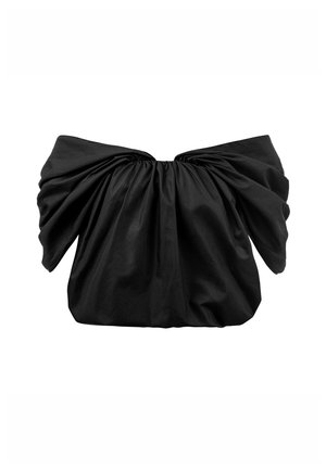 Czarna torba z materiału z marszczonym, wypukłym wzorem. Miękka tekstura, oversize'owy kształt i drapowany materiał nadająca objętościowy wygląd.