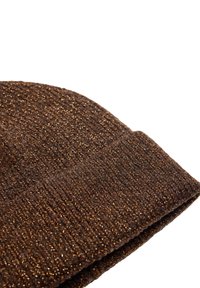 Brązowa dzianinowa czapka z teksturowanym wzorem, ozdobiona metalicznymi niciami dla dodatkowego blasku. Wywinięty brzeg na dole dla lepszego dopasowania.