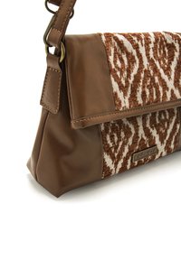 Borsa a tracolla in pelle marrone con pannello in tessuto intrecciato in un motivo geometrico nei toni del marrone, dotata di chiusura a patta e tracolla regolabile.
