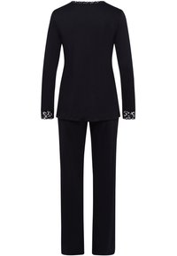 Mustapaita pitkillä hihoilla ja siihen sopivat housut, jotka on valmistettu pehmeästä kankaasta. Hihnoissa ja kaula-aukossa on pitsireunus. Yksinkertainen, rento istuvuus.